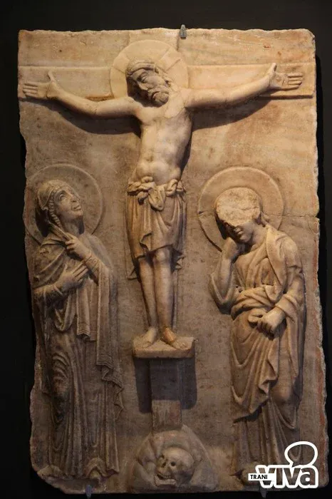 Rilievo marmoreo della Crocifissione con Maria e San Giovanni, con un teschio ai piedi della croce