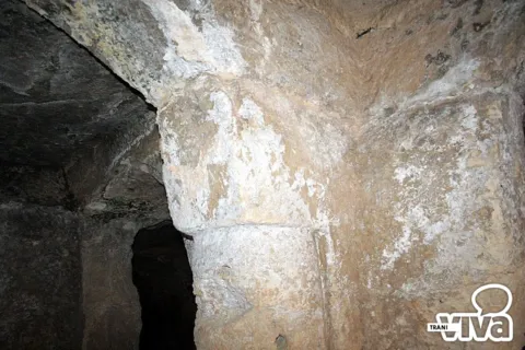 Particolare di un pilastro nel tufo chiaro dell'ipogeo di Santa Geffa