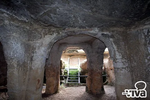 Arcata scavata nel tufo che inquadra la scala d'acciaio di accesso all'ipogeo di Santa Geffa