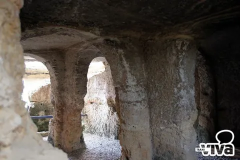 Archi e pilastri dell'ipogeo di Santa Geffa in controluce verso l'esterno