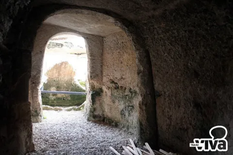 Passaggio ad arco scavato nella roccia che conduce verso l'esterno dell'ipogeo di Santa Geffa