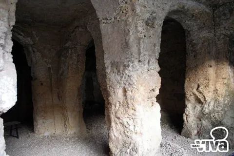 Grossi pilastri e arcate scavati nel tufo all'interno dell'ipogeo di Santa Geffa