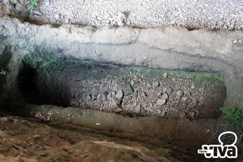 Fossa rettangolare scavata nel tufo e coperta di pietrisco presso l'ipogeo di Santa Geffa