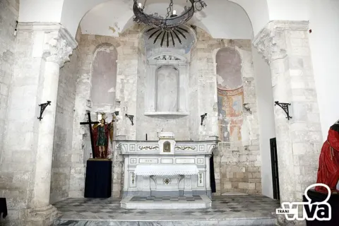 Il presbiterio con l'altare, l'abside e resti di affreschi nell'arco di destra