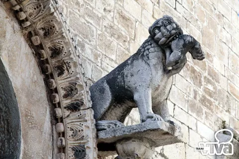 La leonessa che tiene in bocca il cucciolo, sulla colonnina destra del portale
