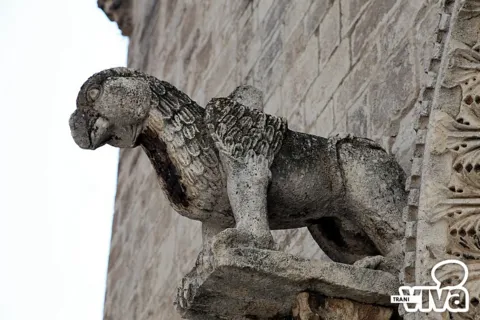 Il grifo alato in cima alla colonnina sinistra del portale
