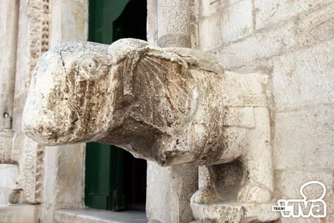 Uno degli elefanti senza proboscide alla base delle colonnine del portale