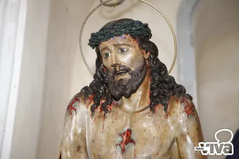 Busto di Cristo coronato di spine e segnato dalle ferite, una delle statue dei Misteri