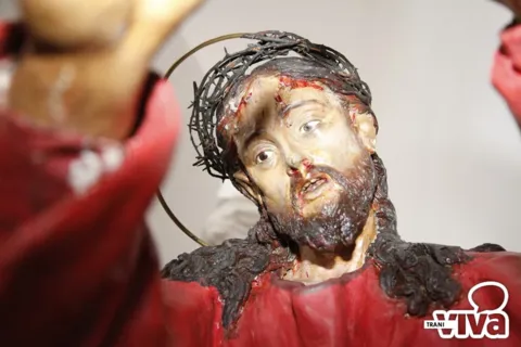 Volto di Cristo coronato di spine con veste rossa, in una delle statue dei Misteri