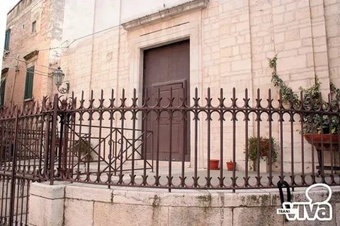Il portale di San Toma visto di sbieco, dietro la cancellata che chiude lo spazio davanti alla chiesa