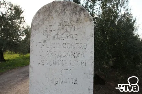 Cippo di pietra consunto con l’iscrizione «Bel fatto di valore italico contro l’arroganza degli invasori…»