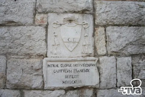 Stemma con cappello prelatizio e iniziali C.T. sopra la lapide «Capitulum Tranense refecit MDCCCXLVI»