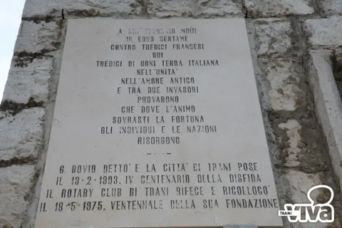 Lapide di marmo con l’epigrafe «A XIII febbraio MDIII…» e in calce le date del 1903 e del 1975