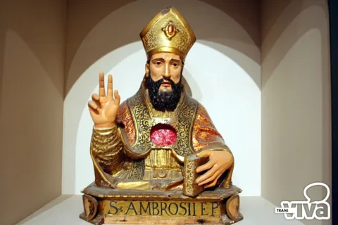Busto reliquiario dorato e dipinto di vescovo benedicente, con la scritta «S. AMBROSII EP.» sulla base