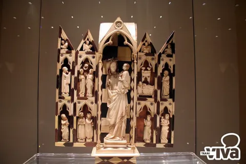 Altarolo in avorio a sportelli con la Madonna col Bambino al centro e santi nelle nicchie, in una teca