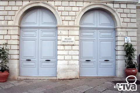 Ingresso del Museo Diocesano in piazza Duomo: due portoni ad arco con la targa del museo tra i civici 8 e 9