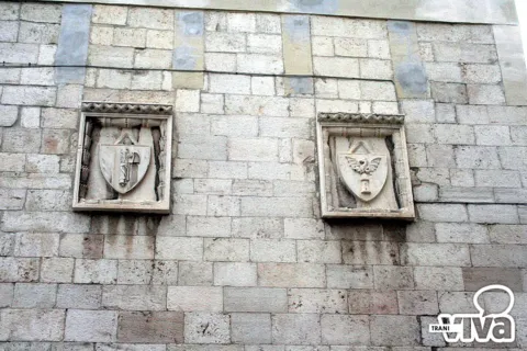 Portale ad arco con lo striscione «In questo edificio è passata la storia» e la targa della scuola D'Annunzio
