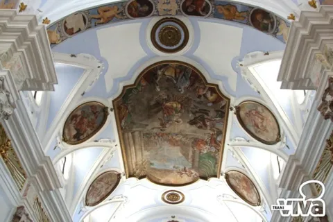 La volta della chiesa di Santa Chiara con il grande affresco centrale e i medaglioni dipinti lungo i lati