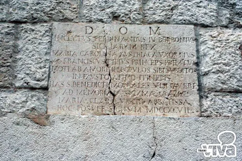 Lapide in latino che nomina Ferdinando IV di Borbone e Maria Carolina, datata MDCCXCVII