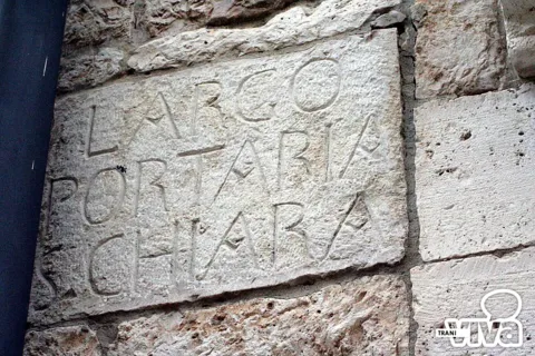 Lapide incisa «Largo Portaria S. Chiara» murata in una parete di pietra