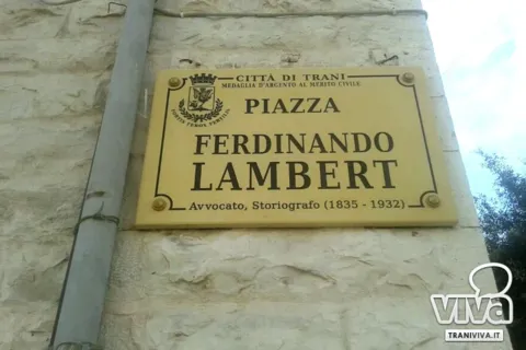 Nuova targa di piazza Ferdinando Lambert con lo stemma di Trani e la dicitura «Avvocato, Storiografo (1835-1932)»