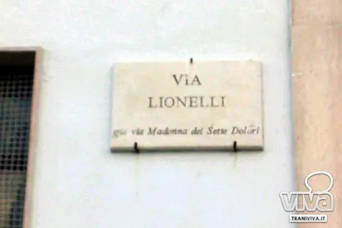 Targa di via Lionelli con la dicitura «già via Madonna dei Sette Dolori»