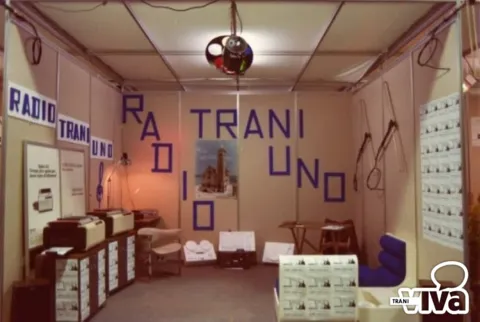 Lo stand di Radio Trani Uno, con il nome in lettere blu sulle pareti e una foto della Cattedrale