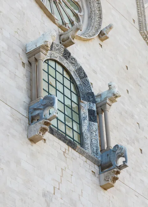 Finestra e sculture della Cattedrale di Trani
