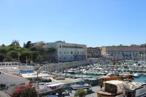 Veduta del porto di Trani