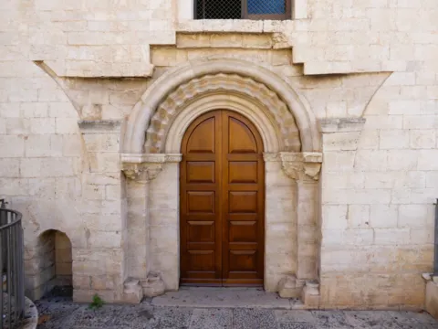 San Francesco a Trani, presso la piazzetta della Biblioteca Bovio che conserva il fondo Fusco–Del Carretto.