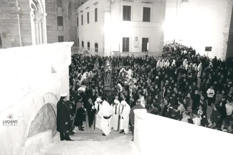 I confratelli salgono la scalinata della Cattedrale mentre la folla riempie piazza Duomo alle loro spalle