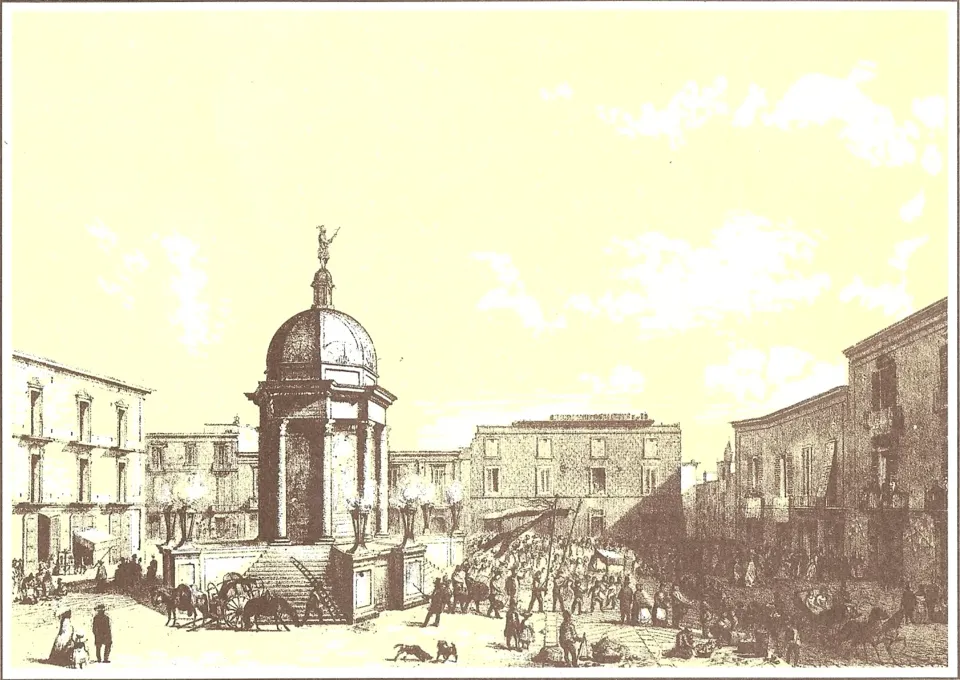 Stampa ottocentesca di una piazza animata da un mercato, con al centro un tempietto a colonne coronato da cupola e statua, tra palazzi