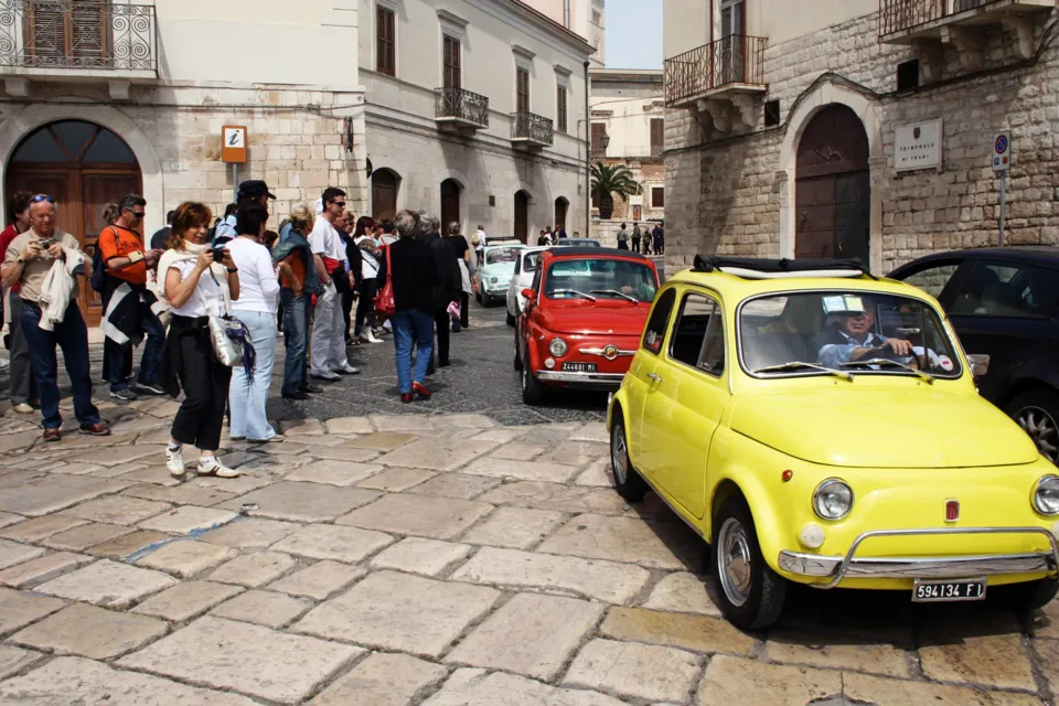 Via di Trani con Fiat 500 gialla