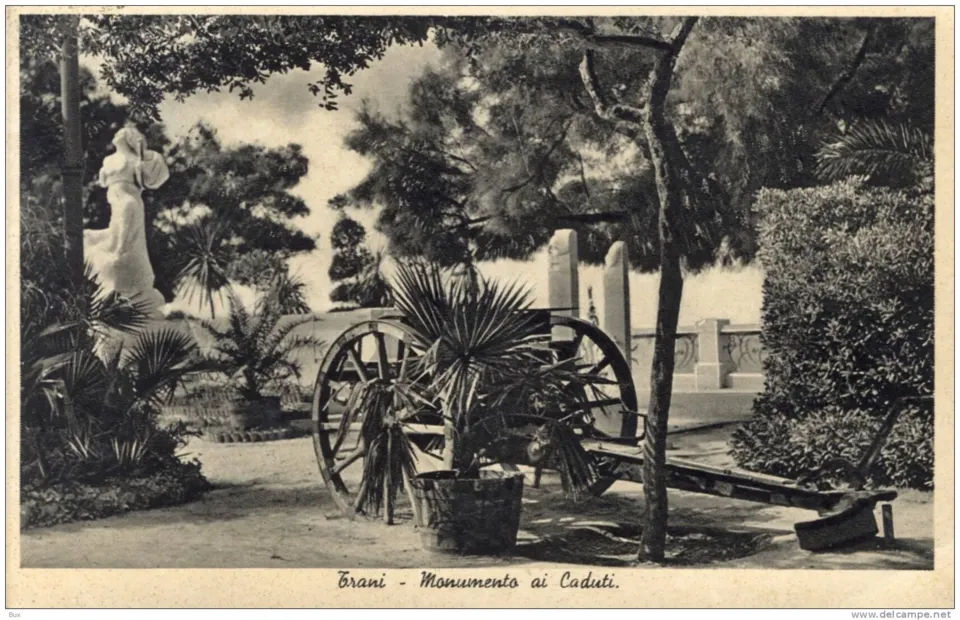 Cartolina d'epoca di giardino con monumento