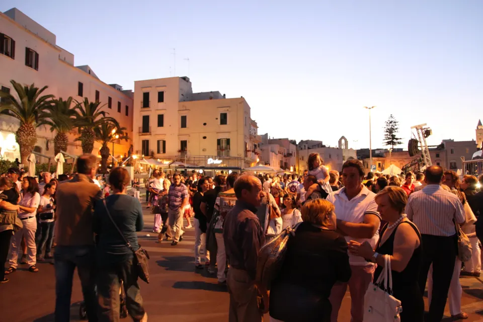 Folla serale sul lungomare