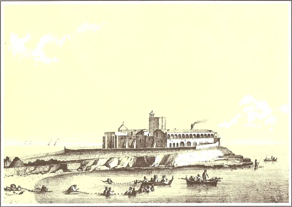 Stampa ottocentesca del complesso di Santa Maria di Colonna sulla penisola, visto dal mare con barche e pescatori in primo piano