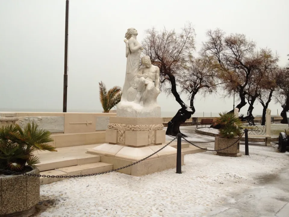 Monumento sul lungomare di Trani