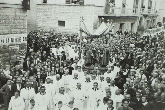 Folla in processione, foto d'epoca