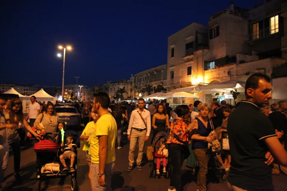 Folla serale in strada