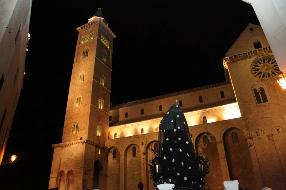 Un momento dei riti religiosi di Trani