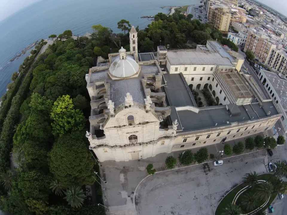 Veduta aerea di complesso religioso non identificato