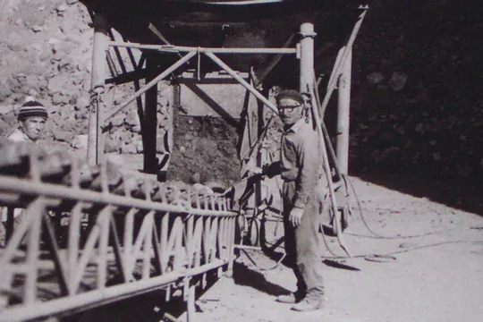 Foto d'epoca di uomo con reti