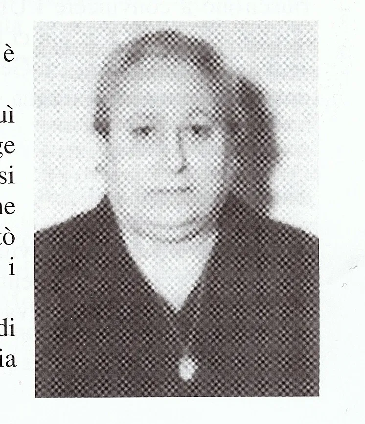 Ritratto in bianco e nero di una donna anziana in abito scuro con ciondolo, da una pagina di libro