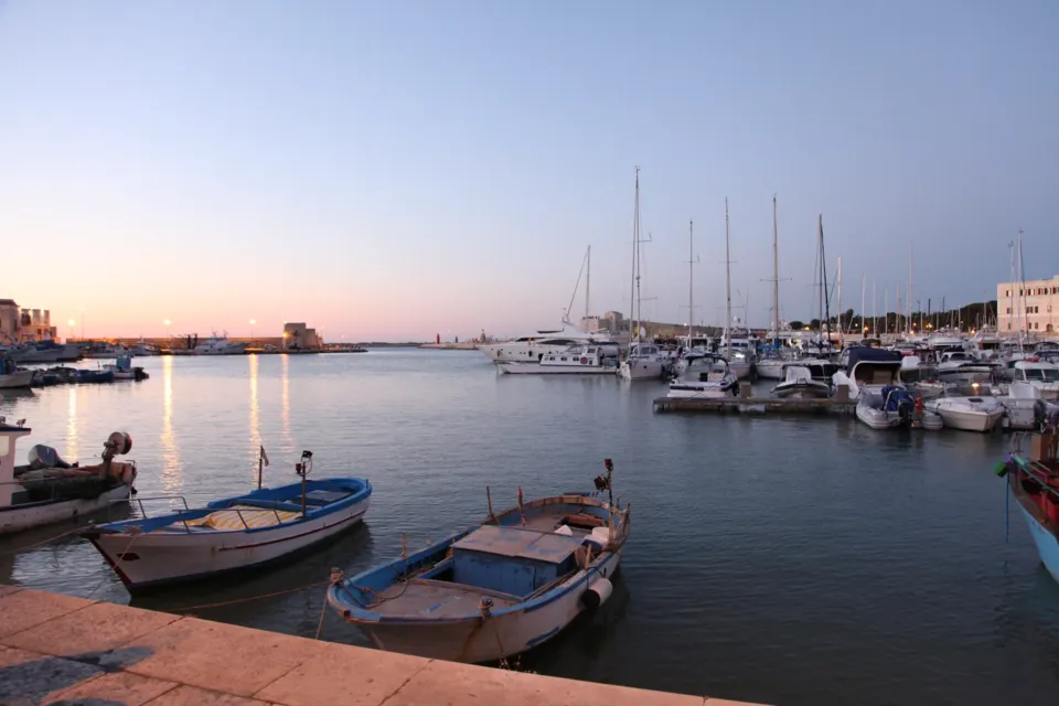 Porto con barche al tramonto