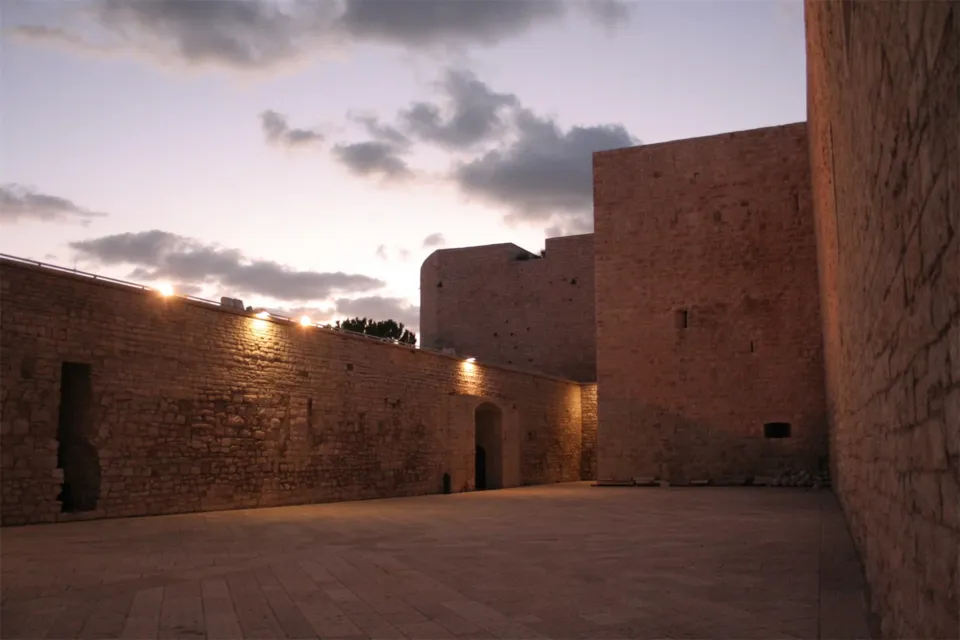 Mura in pietra al crepuscolo