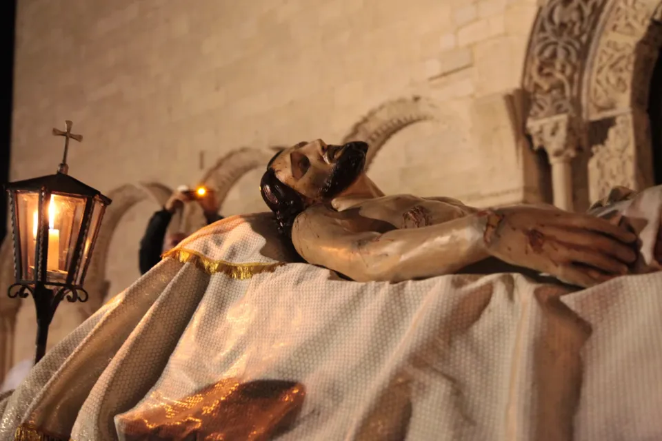 Un momento dei riti religiosi di Trani