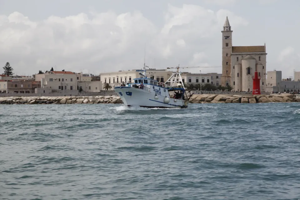 Cattedrale di Trani e peschereccio
