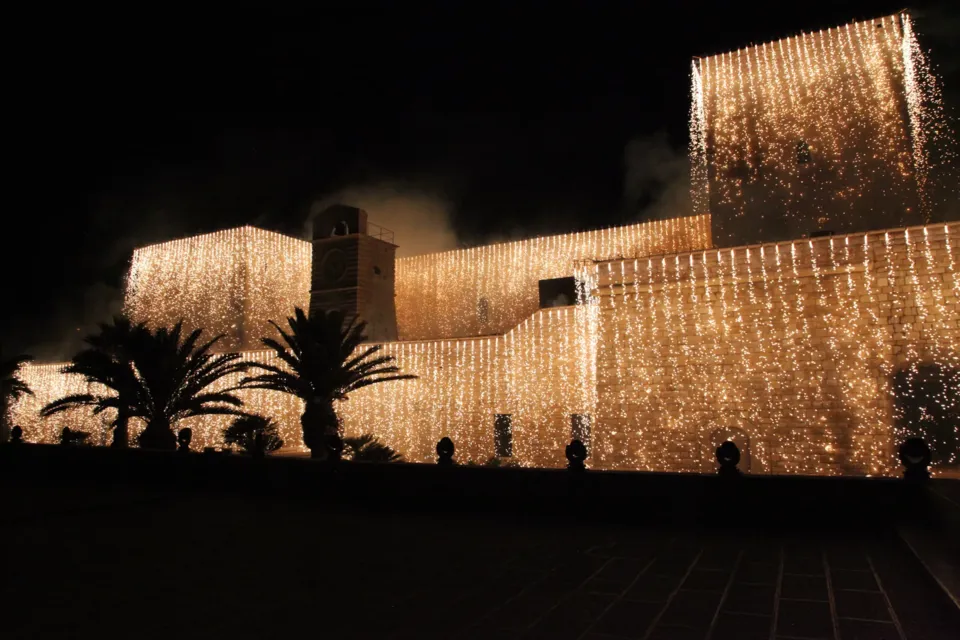 Mura illuminate di notte