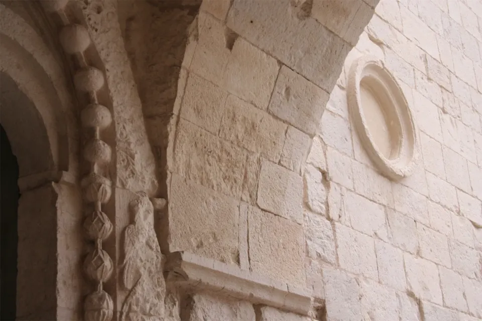 Interno con arco e rosone
