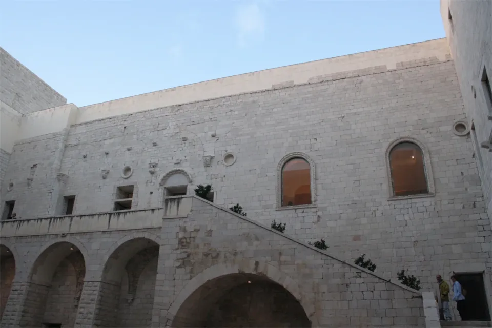 Cortile di castello svevo